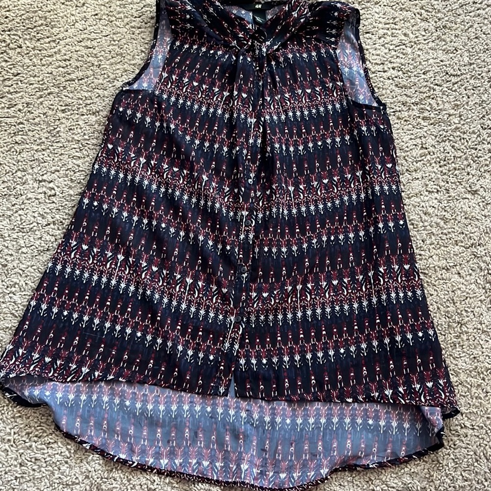 H&M geometric print button down collared sleeveless top